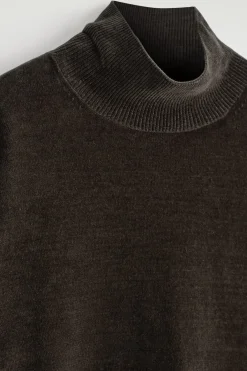 PULLOVER AUS CHENILLE MIT TRICHTERKRAGEN