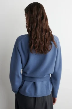 PULLOVER AUS MERINOWOLLE MIT GÜRTELDETAIL