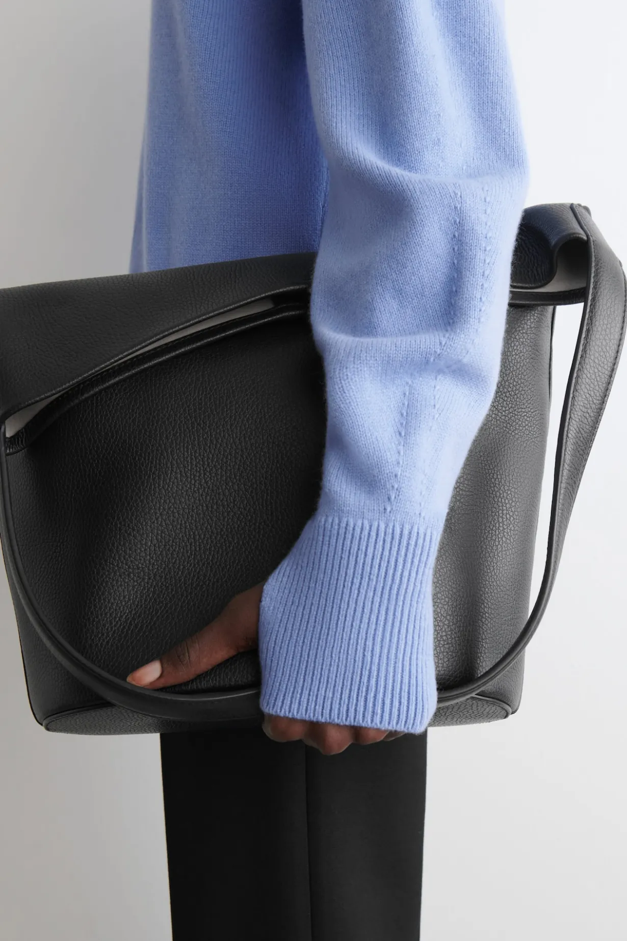 PULLOVER AUS MERINOWOLLE MIT V-AUSSCHNITT