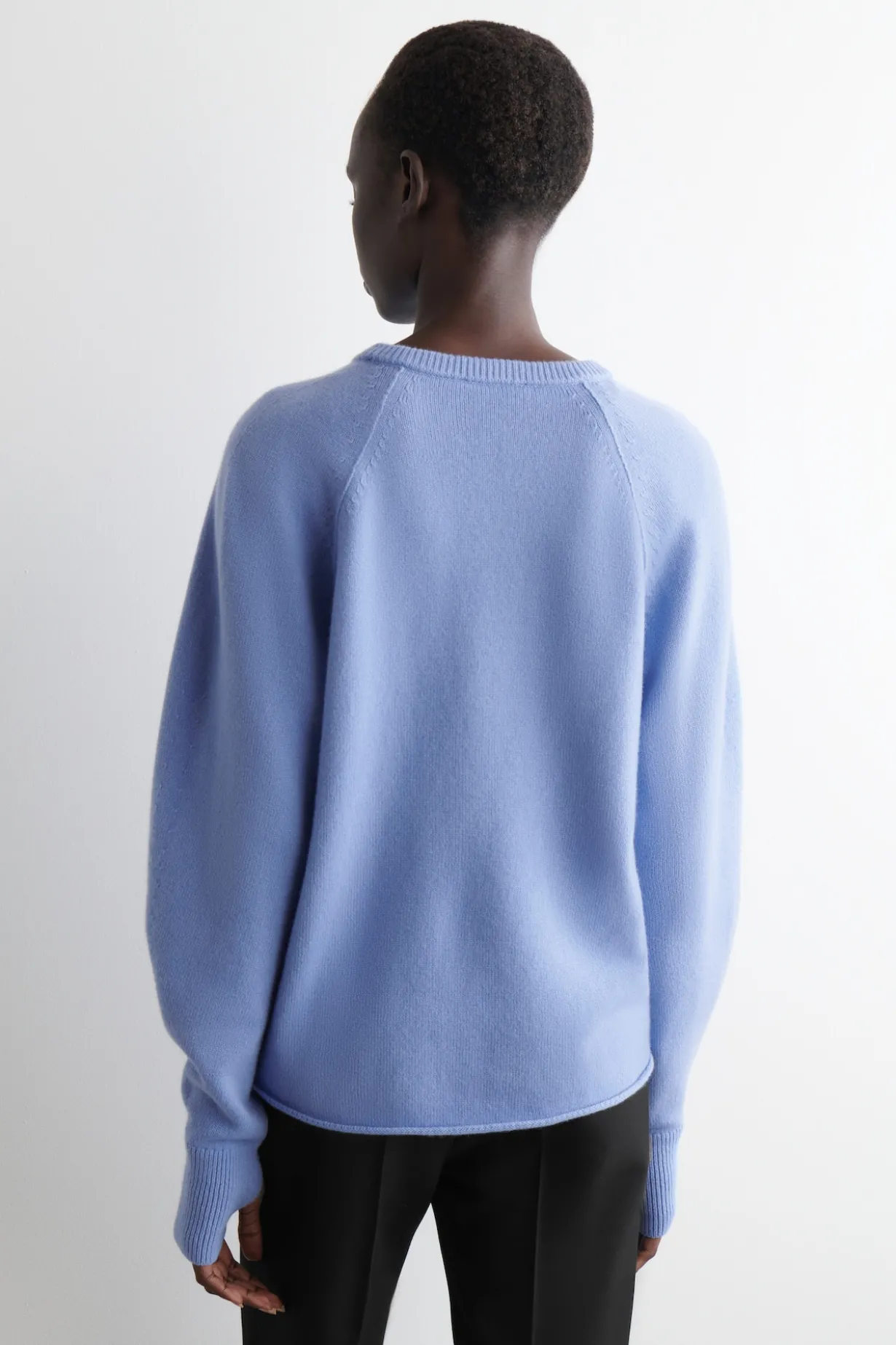 PULLOVER AUS MERINOWOLLE MIT V-AUSSCHNITT