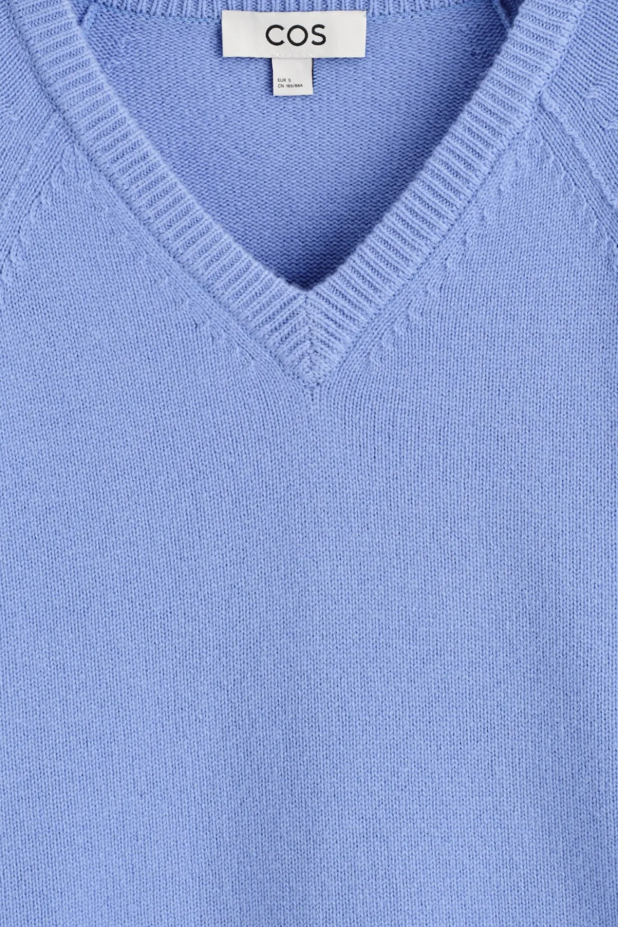 PULLOVER AUS MERINOWOLLE MIT V-AUSSCHNITT
