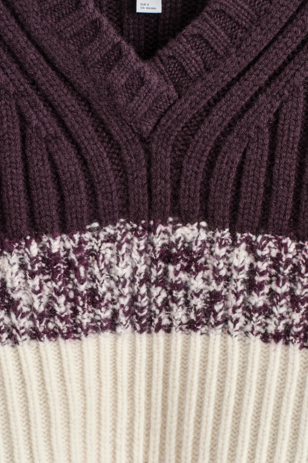 PULLOVER AUS MERINOWOLLE MIT V-AUSSCHNITT
