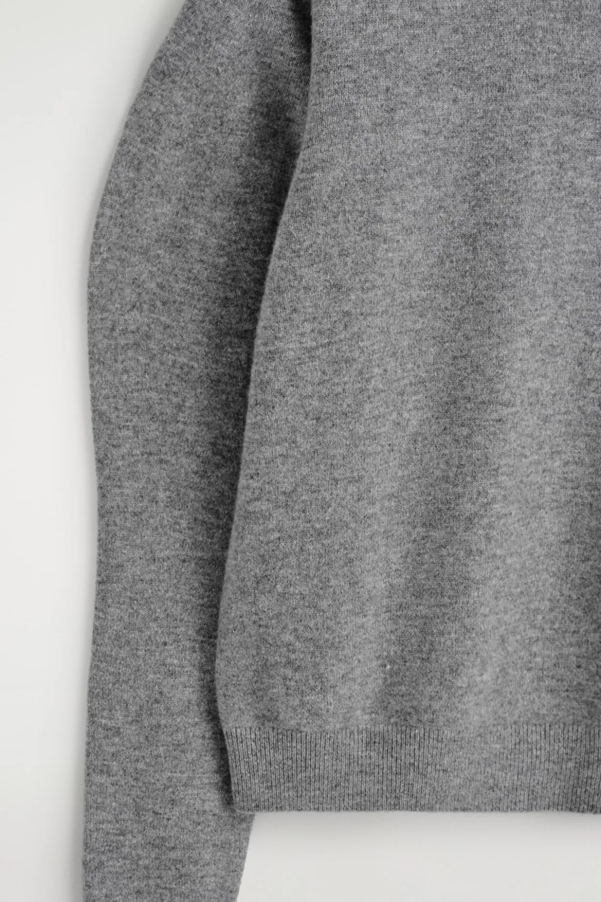 PULLOVER AUS MERINOWOLLE MIT BALLONÄRMELN