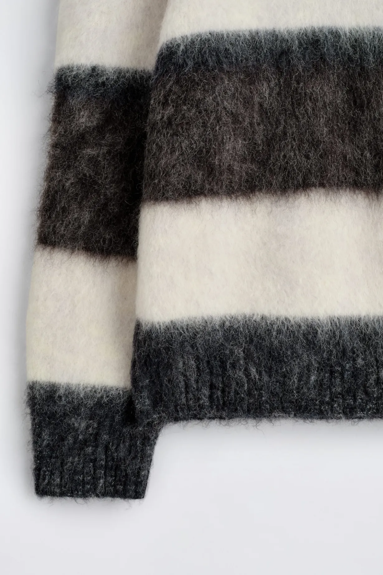 PULLOVER AUS MOHAIR MIT RUNDHALSAUSSCHNITT
