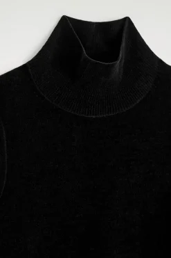 PULLUNDER AUS CHENILLE MIT TRICHTERKRAGEN
