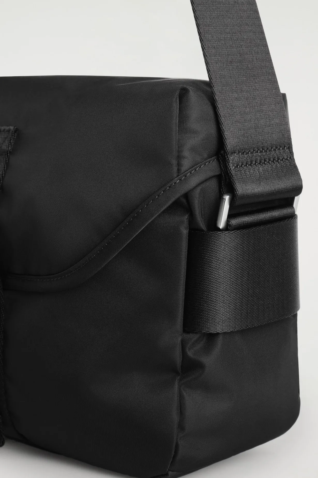 PURSUIT UMHÄNGETASCHE – NYLON