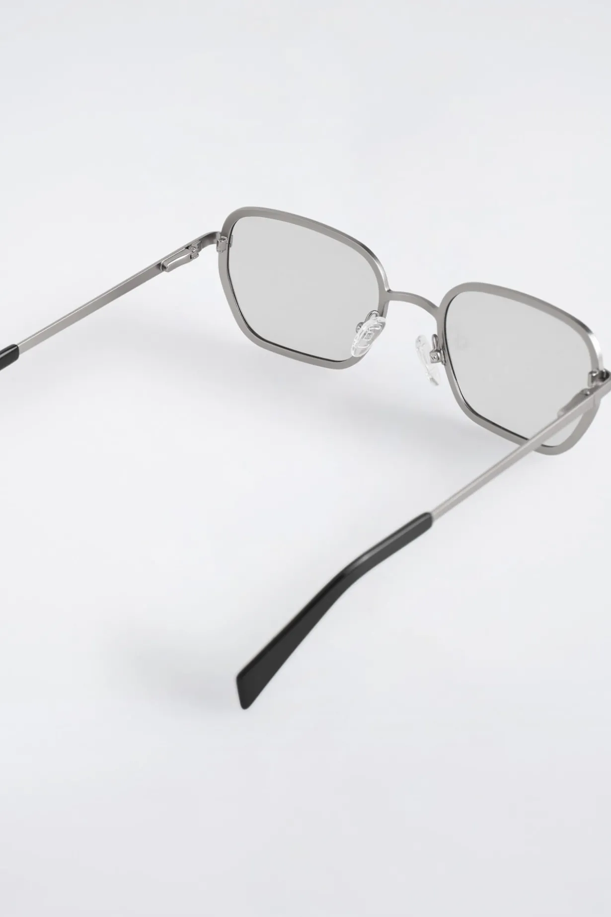 RECHTECKIGE SONNENBRILLE MIT METALLGESTELL