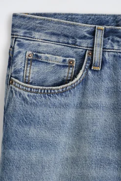 RIDER JEANS MIT GERADEM BEIN UND LOCKERER PASSFORM