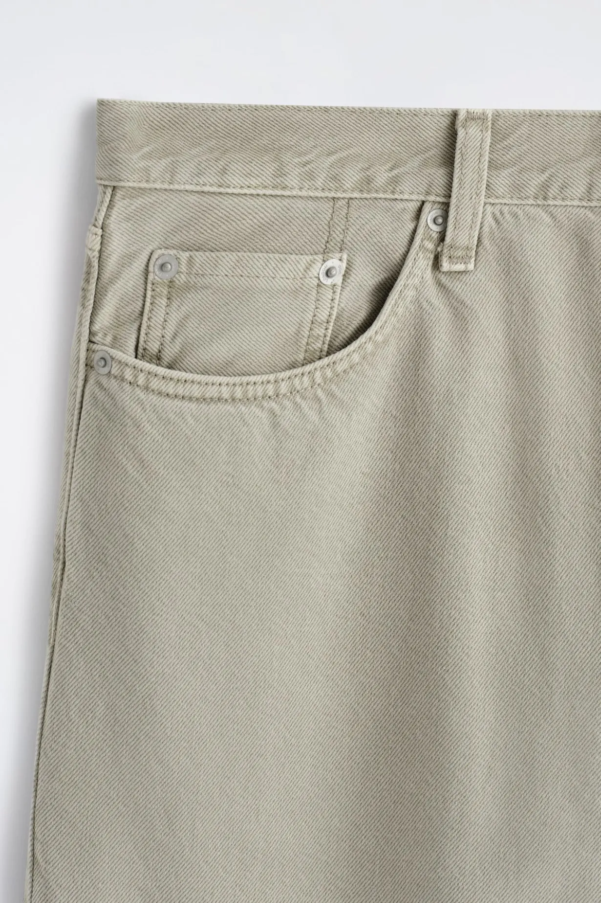 RIDER JEANS MIT GERADEM BEIN UND LOCKERER PASSFORM