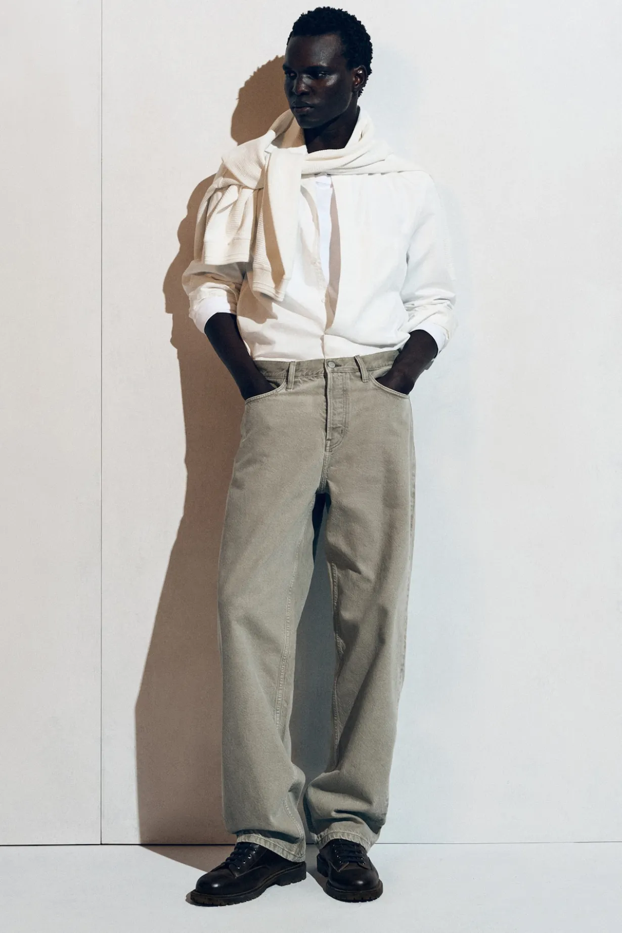 RIDER JEANS MIT GERADEM BEIN UND LOCKERER PASSFORM