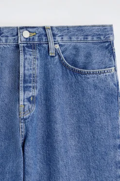 RIDER JEANS MIT GERADEM BEIN UND LOCKERER PASSFORM