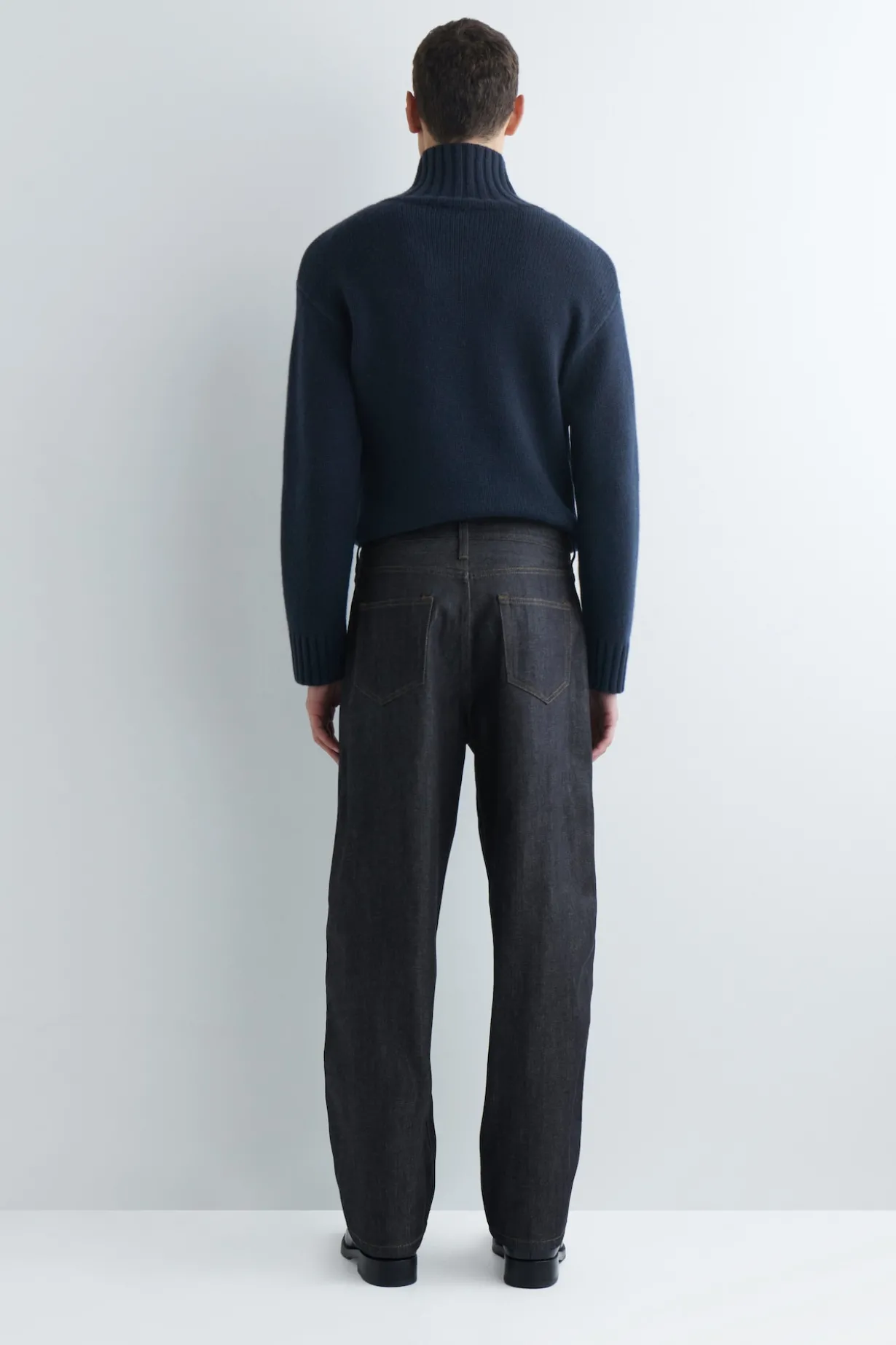 RIDER LOCKERE, GERADE SELVEDGE-JEANS AUS RAW DENIM