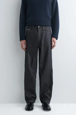 RIDER LOCKERE, GERADE SELVEDGE-JEANS AUS RAW DENIM
