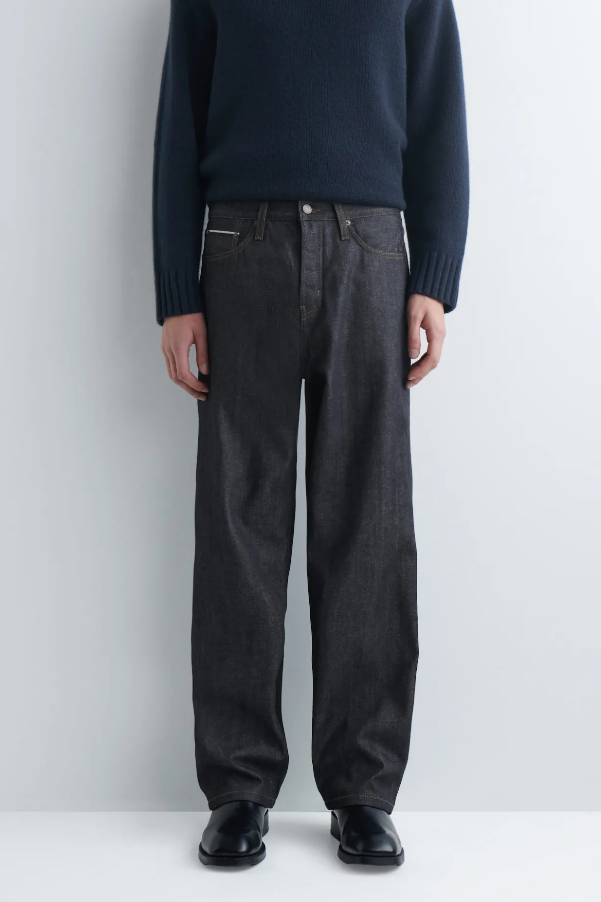 RIDER LOCKERE, GERADE SELVEDGE-JEANS AUS RAW DENIM