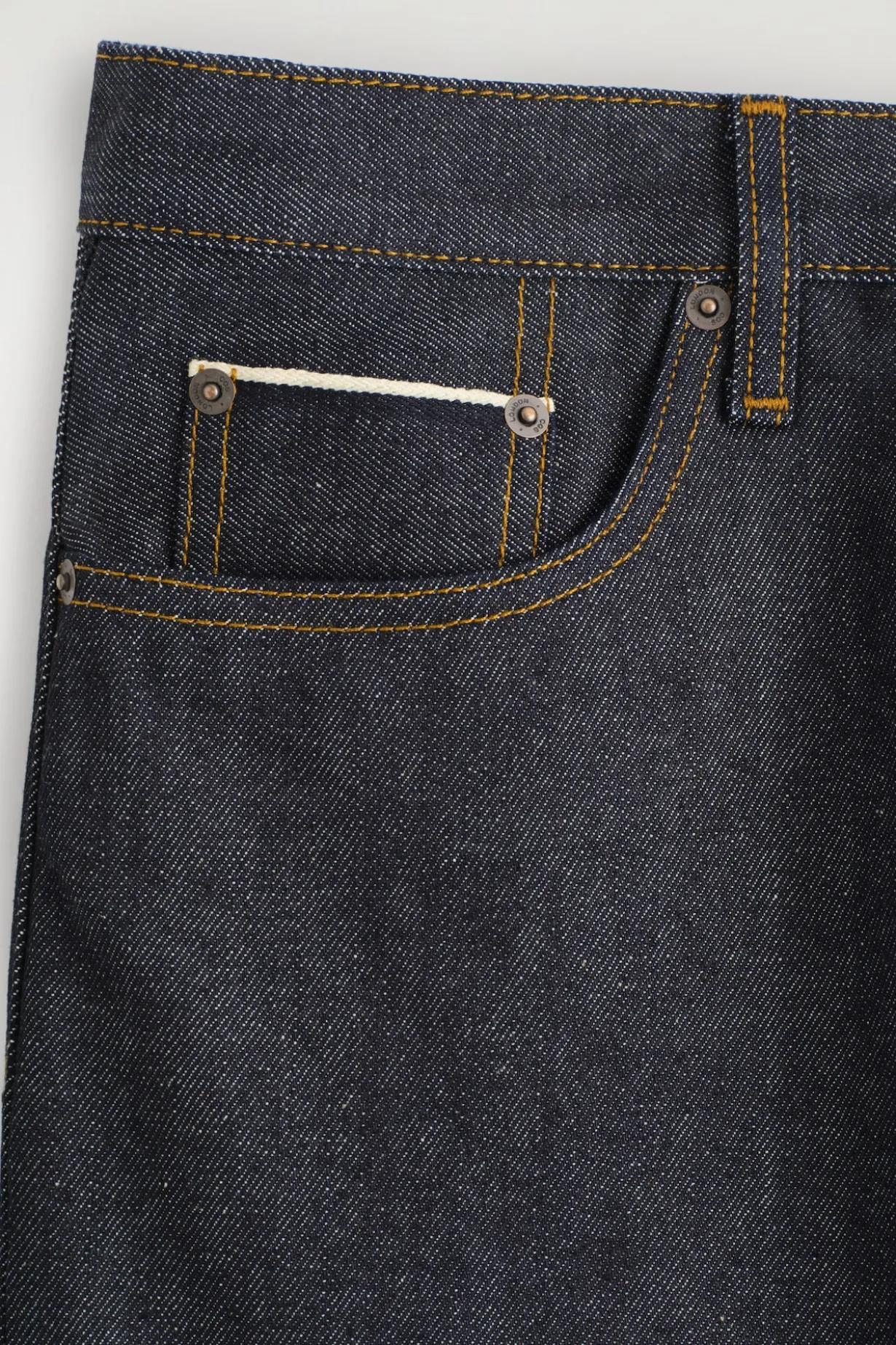 RIDER LOCKERE, GERADE SELVEDGE-JEANS AUS RAW DENIM