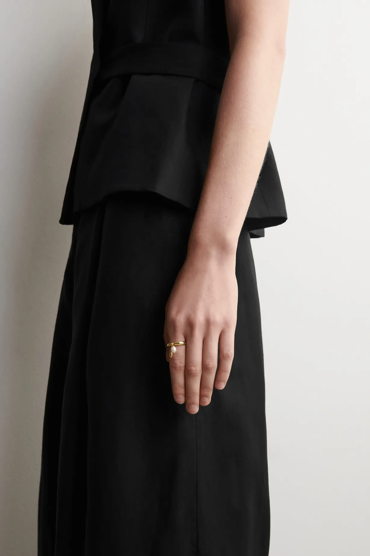 RING MIT TROPFENFÖRMIGEM ANHÄNGER