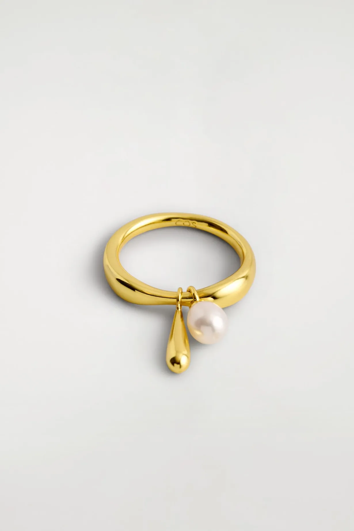 RING MIT TROPFENFÖRMIGEM ANHÄNGER