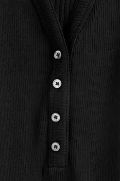 RIPPSTRICK-TANKTOP MIT HENLEY-AUSSCHNITT