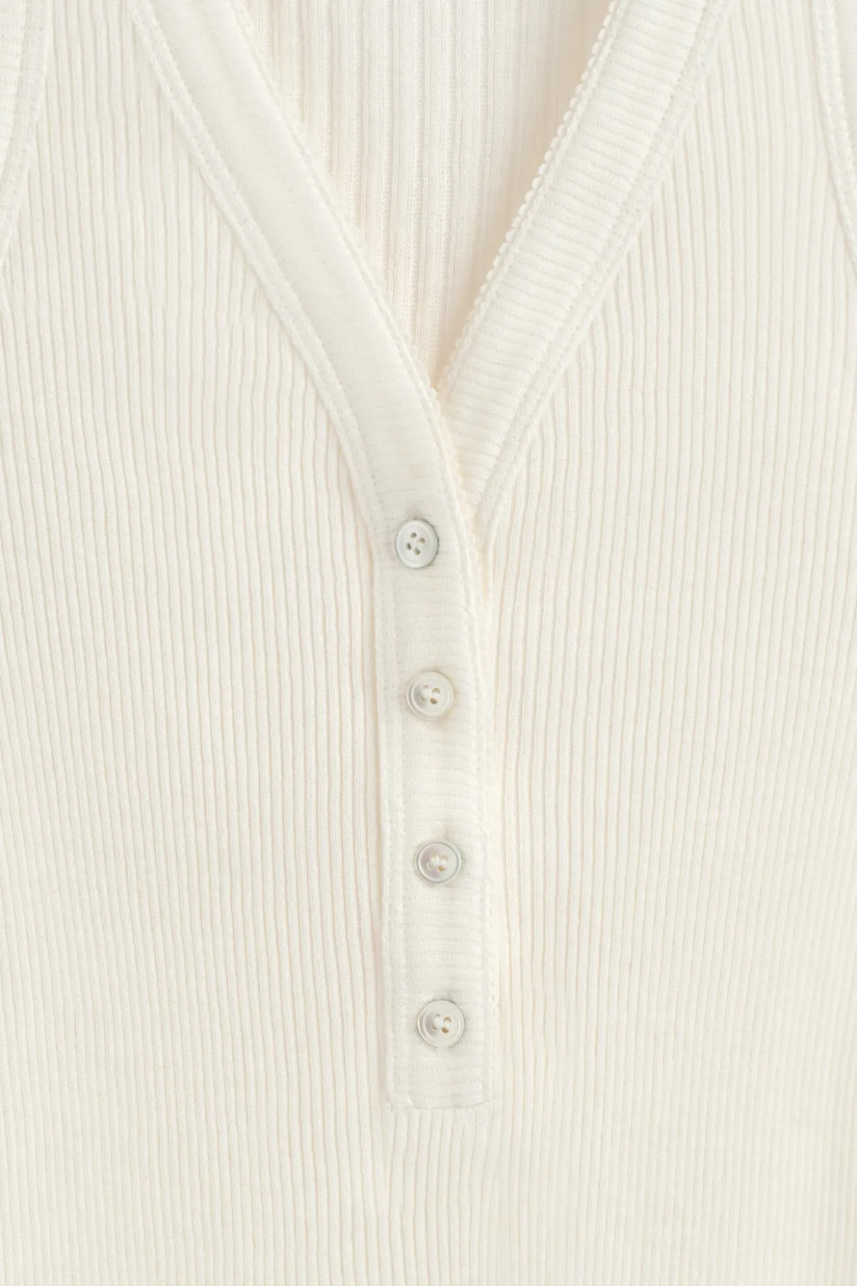 RIPPSTRICK-TANKTOP MIT HENLEY-AUSSCHNITT