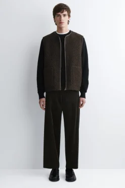 ÄRMELLOSE TEDDYWESTE MIT LEDERDETAILS