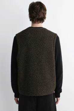 ÄRMELLOSE TEDDYWESTE MIT LEDERDETAILS
