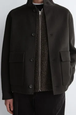 ÄRMELLOSE TEDDYWESTE MIT LEDERDETAILS