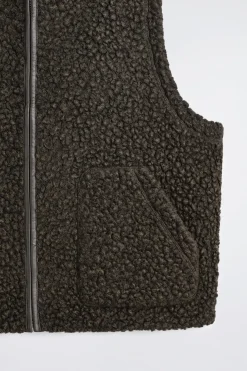 ÄRMELLOSE TEDDYWESTE MIT LEDERDETAILS