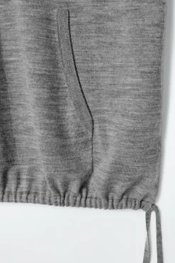 ÄRMELLOSER KAPUZENPULLOVER AUS MERINOWOLLE