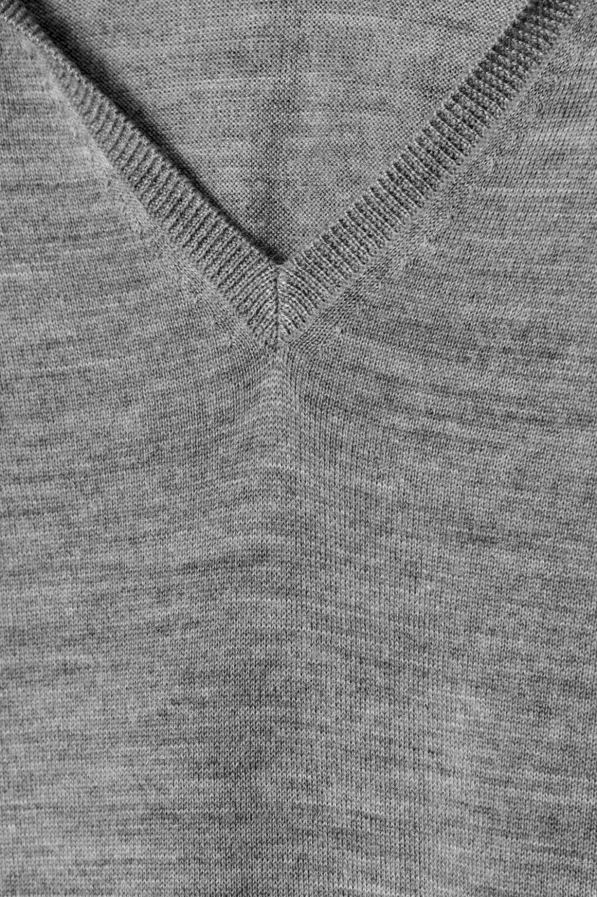 ÄRMELLOSER KAPUZENPULLOVER AUS MERINOWOLLE
