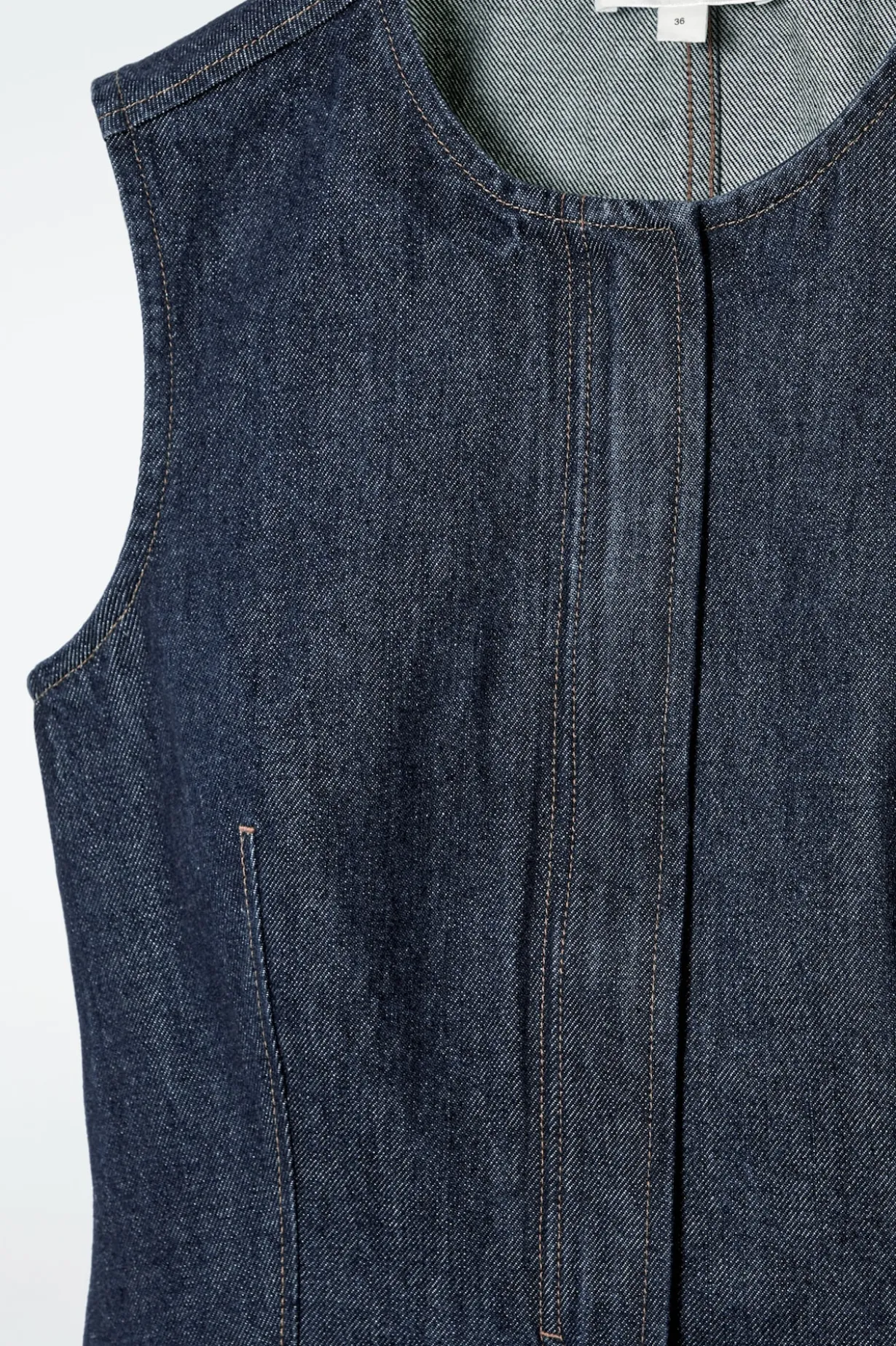 ÄRMELLOSES DENIM-TOP