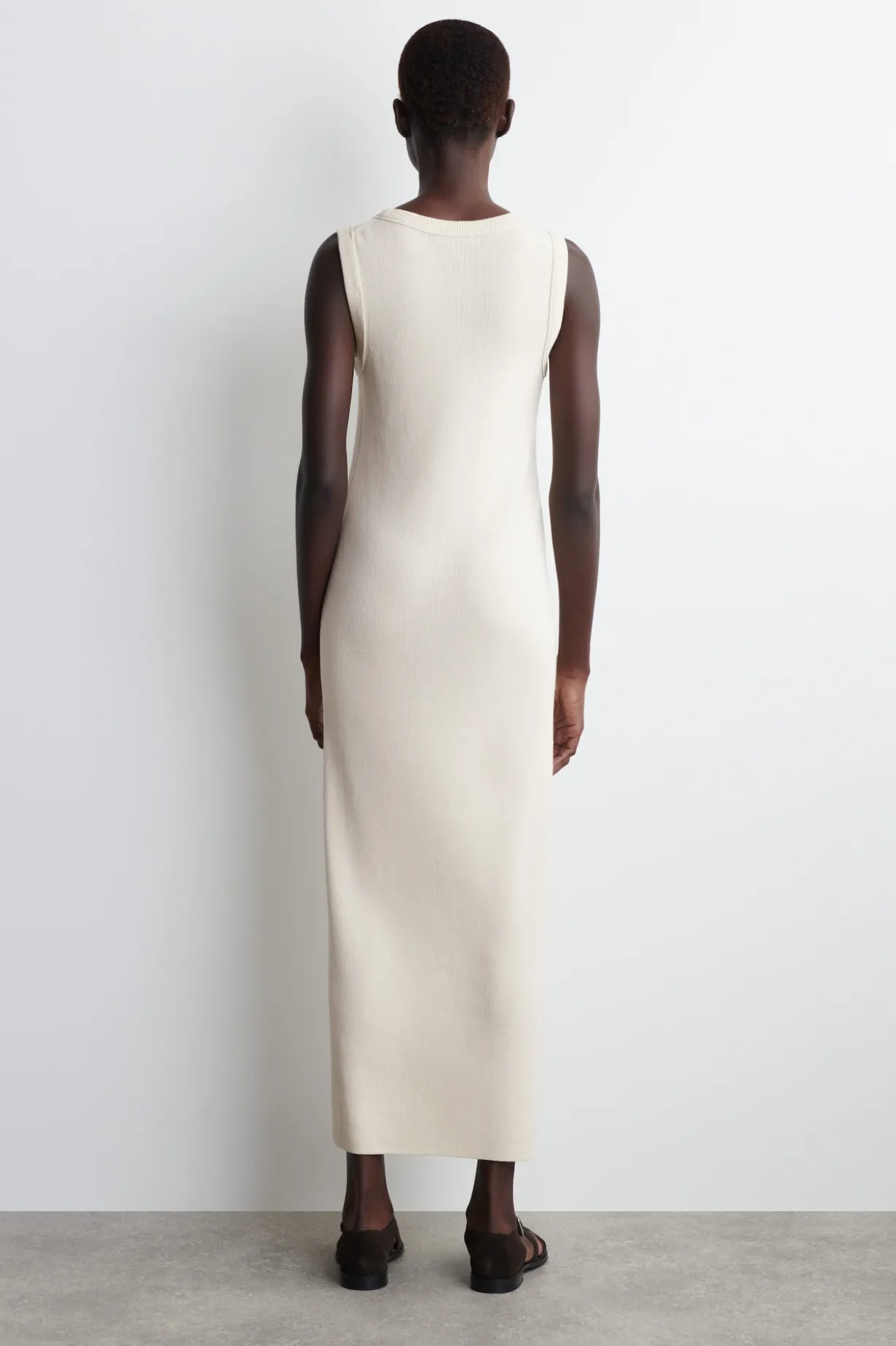 ÄRMELLOSES KLEID AUS BAUMWOLL-SEIDEN-MIX