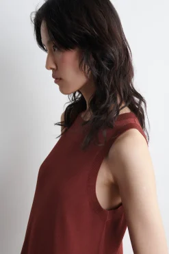 ÄRMELLOSES MIDIKLEID AUS STRICK