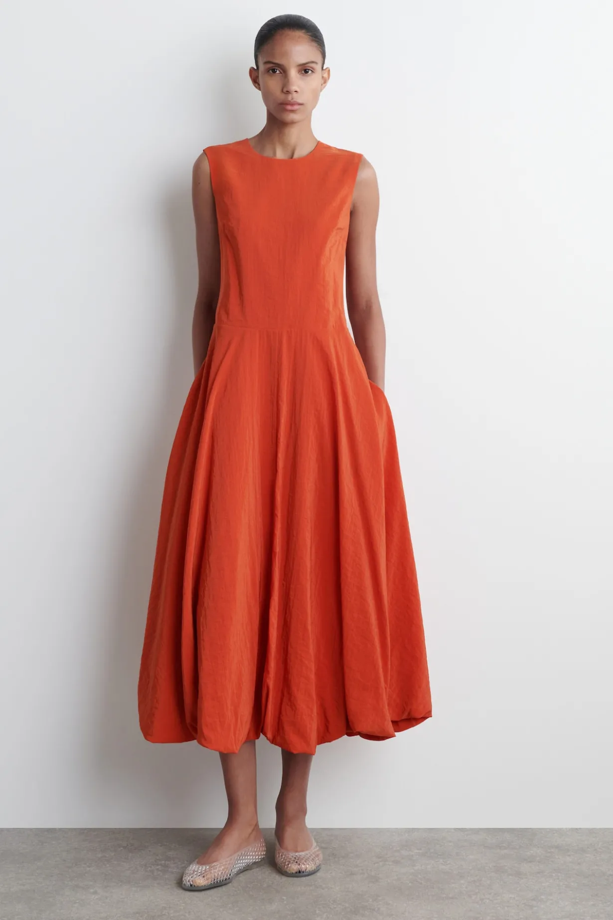 ÄRMELLOSES MIDIKLEID MIT BUBBLE-SAUM