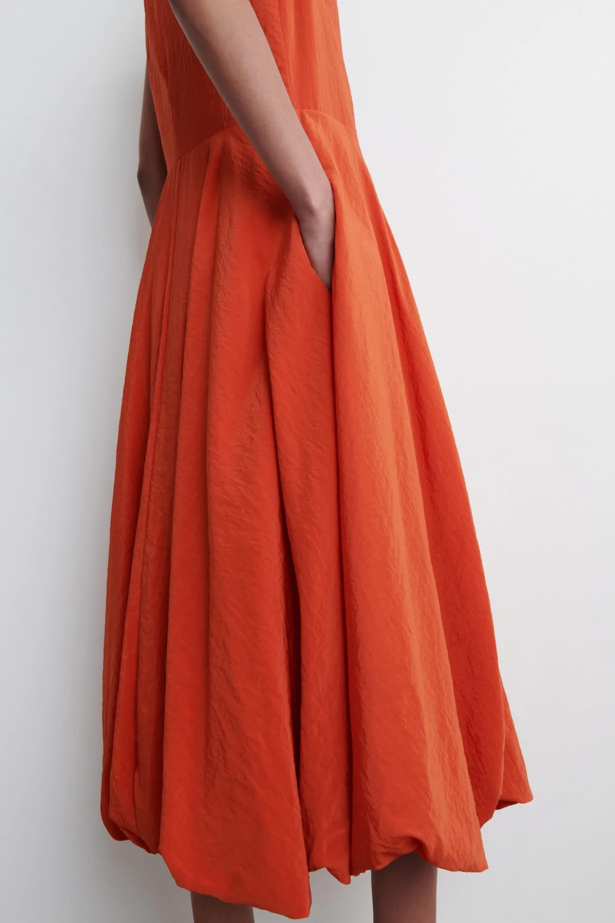 ÄRMELLOSES MIDIKLEID MIT BUBBLE-SAUM
