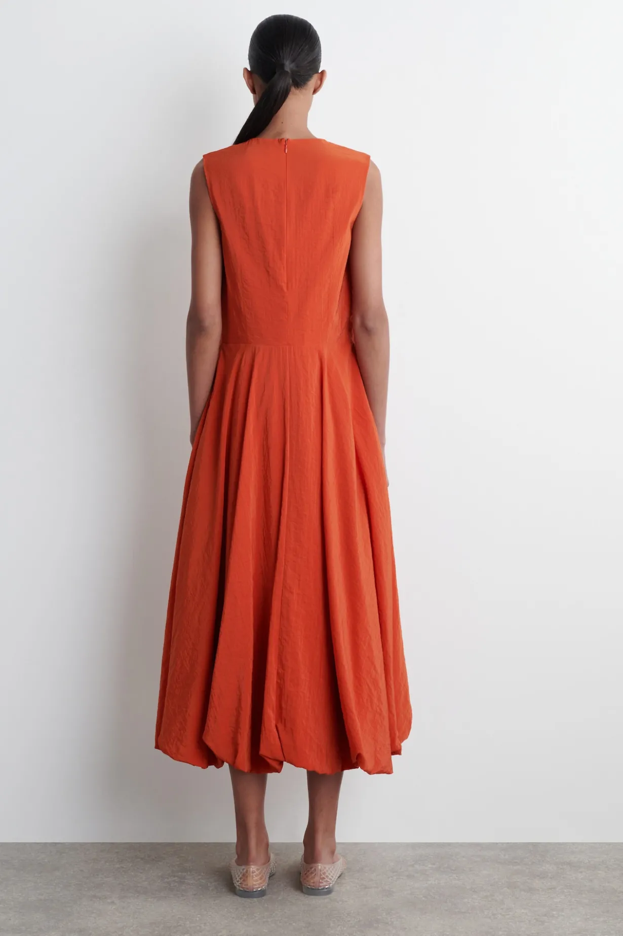 ÄRMELLOSES MIDIKLEID MIT BUBBLE-SAUM