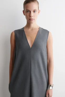 ÄRMELLOSES MIDIKLEID MIT V-AUSSCHNITT