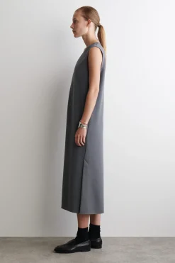 ÄRMELLOSES MIDIKLEID MIT V-AUSSCHNITT