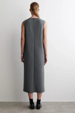 ÄRMELLOSES MIDIKLEID MIT V-AUSSCHNITT