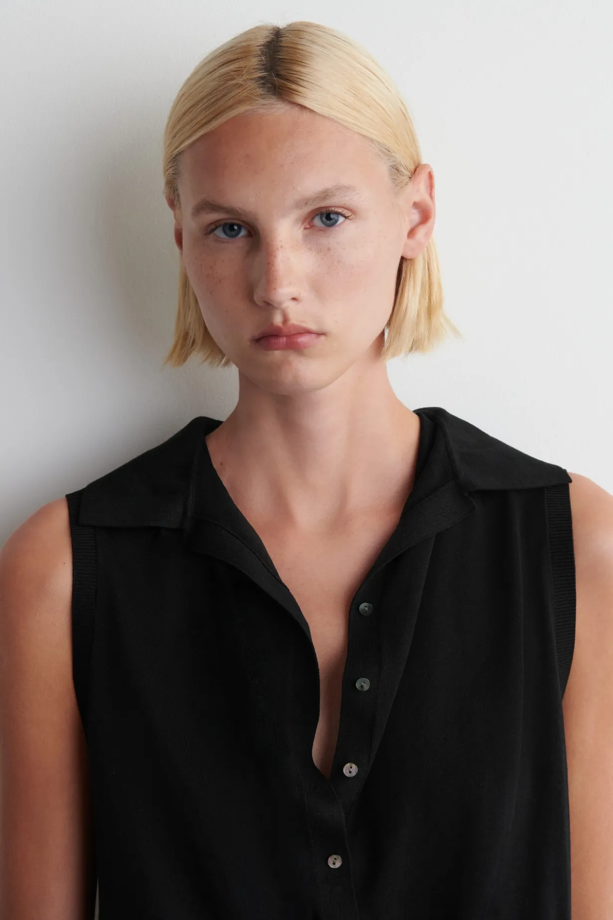 ÄRMELLOSES POLOSHIRT AUS SEIDEN-BAUMWOLL-MIX