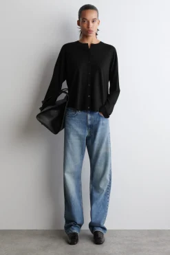 RUND GESCHNITTENE STRICKJACKE AUS MERINOWOLLE