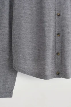 RUND GESCHNITTENE STRICKJACKE AUS MERINOWOLLE