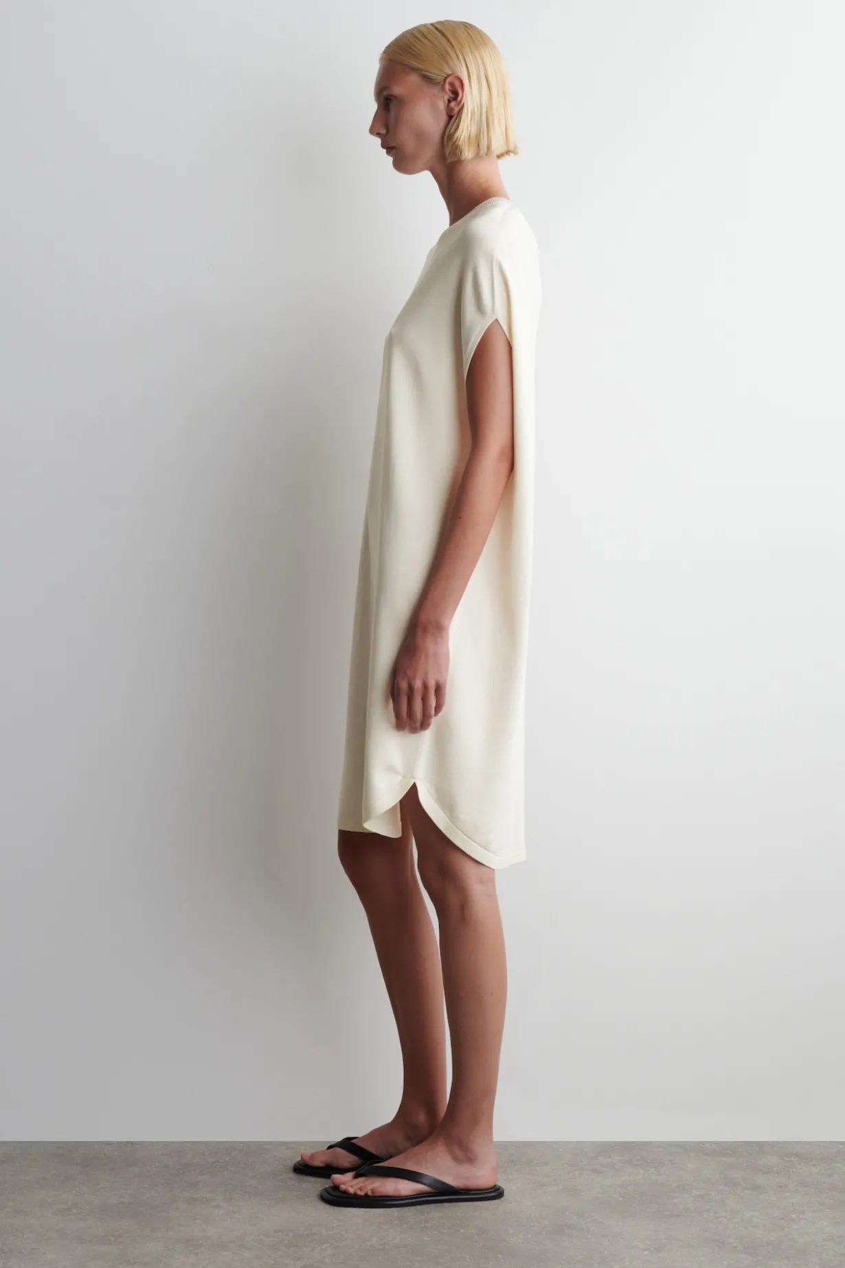 RUND GESCHNITTENES STRICKKLEID