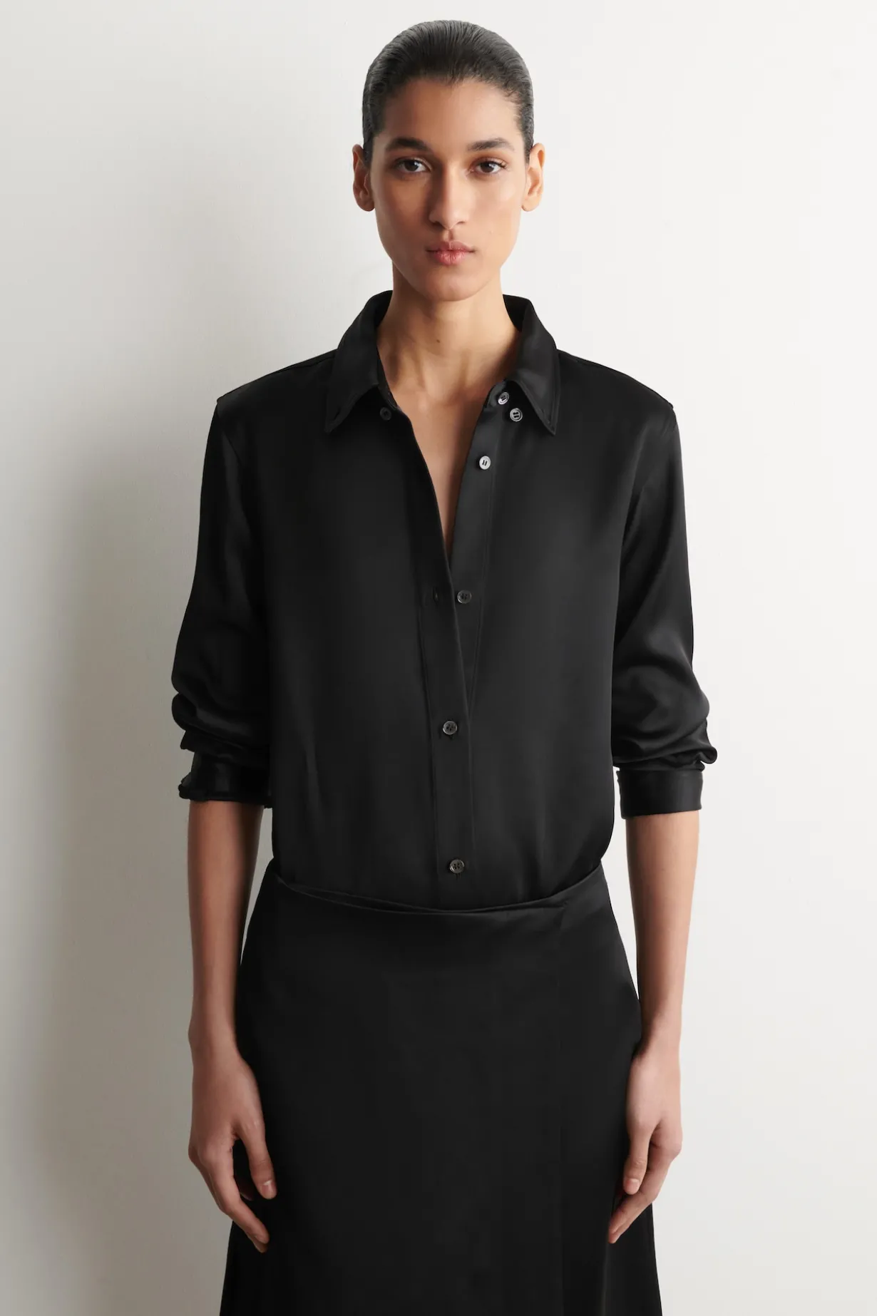 SATINHEMD MIT BUTTON-DOWN-KRAGEN
