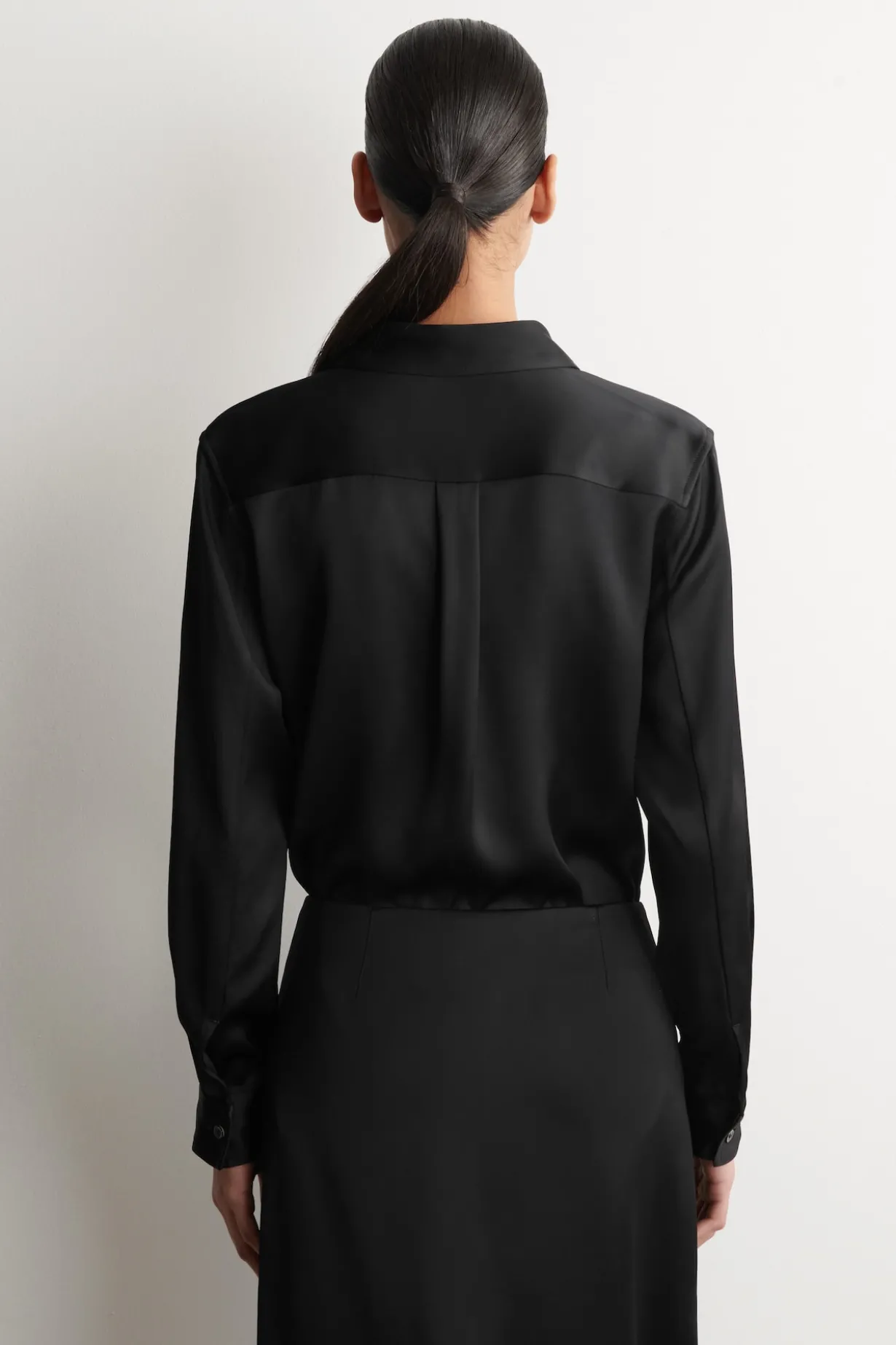 SATINHEMD MIT BUTTON-DOWN-KRAGEN