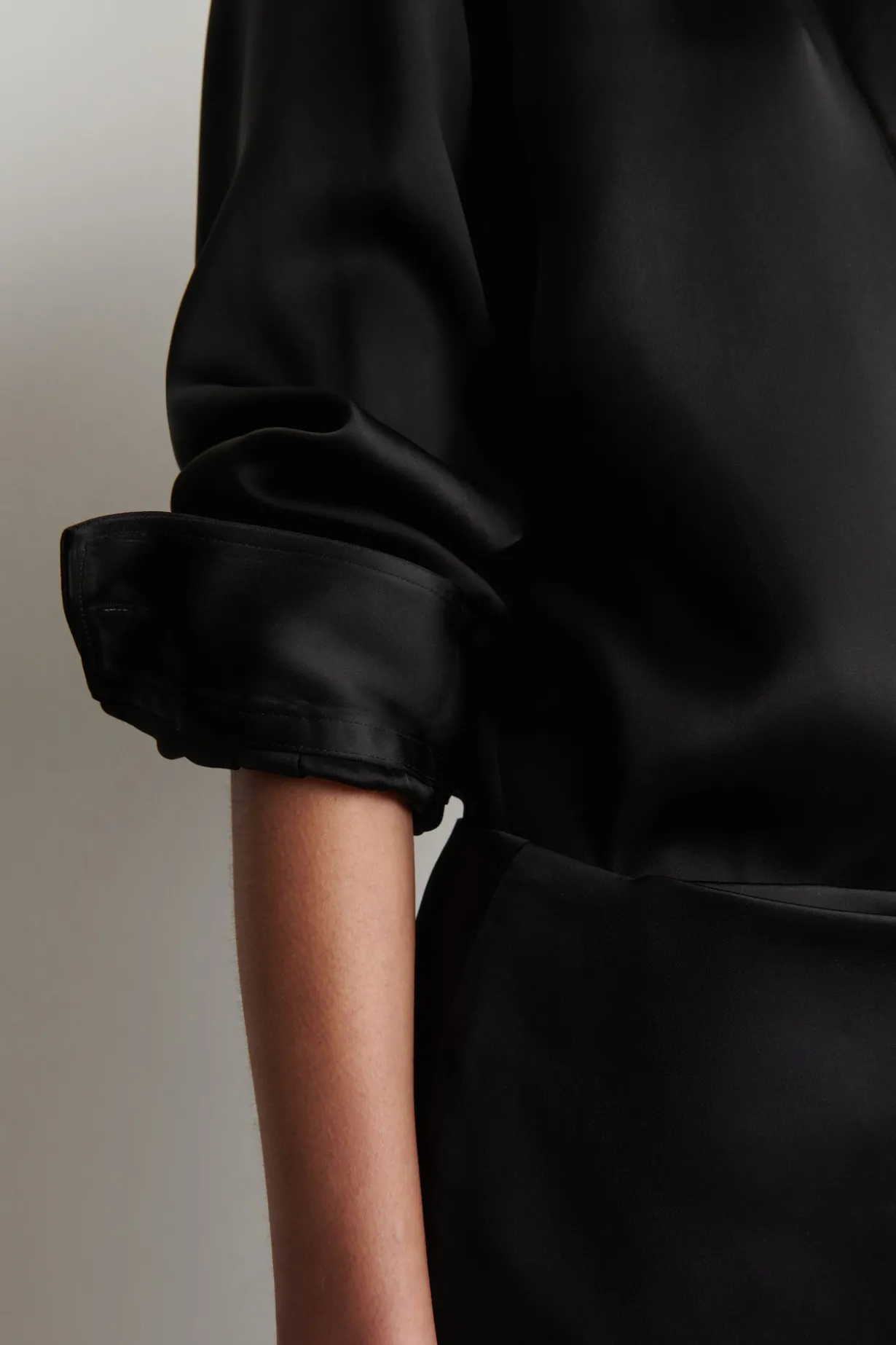 SATINHEMD MIT BUTTON-DOWN-KRAGEN