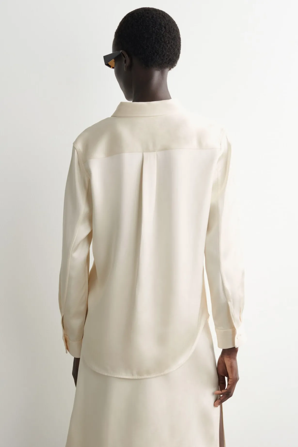 SATINHEMD MIT BUTTON-DOWN-KRAGEN