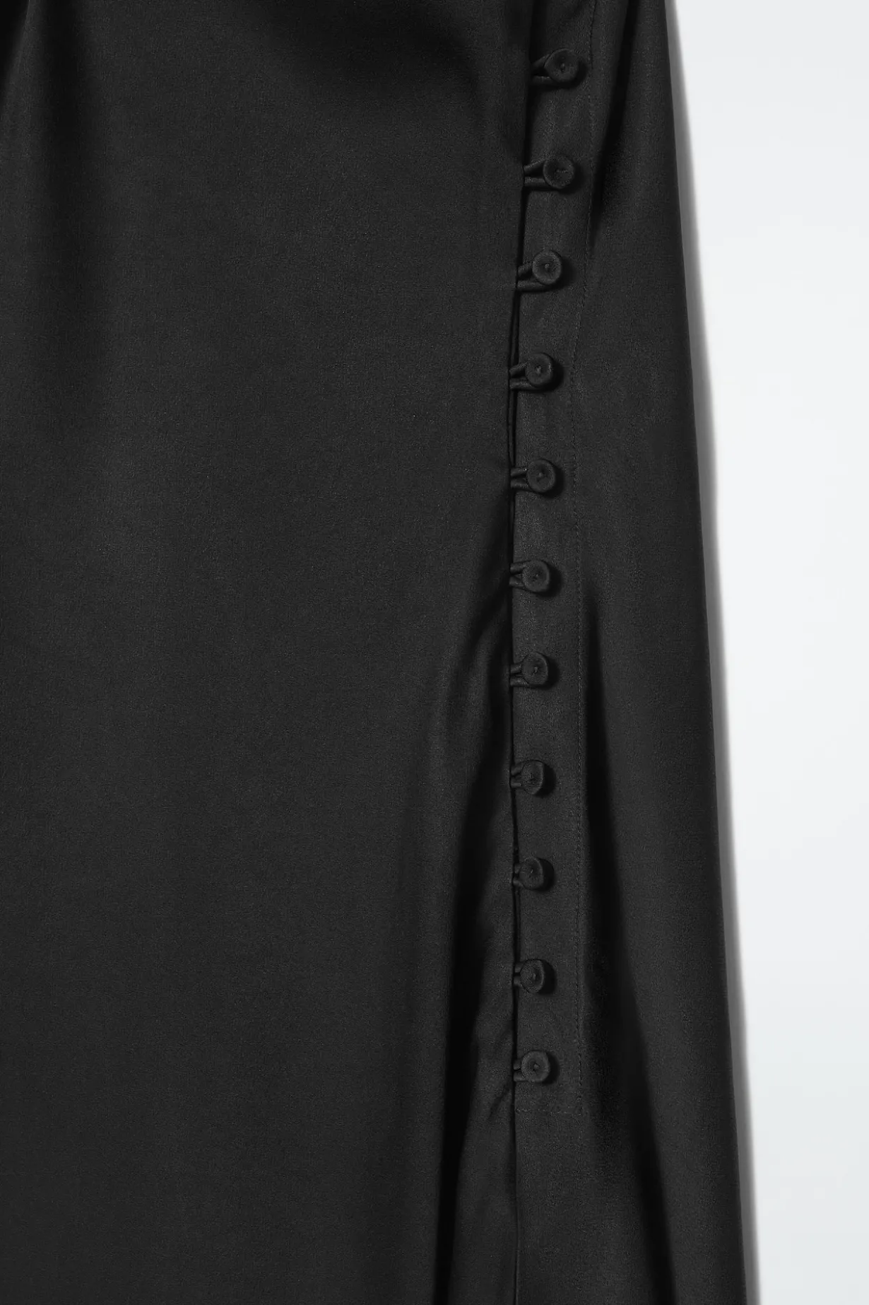 SATINKLEID MIT SCHRÄGEM STOFFVERLAUF UND RAFFUNGEN