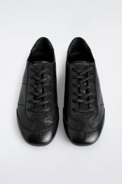 SCHLICHTE SNEAKERS AUS LEDER