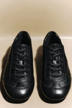 SCHLICHTE SNEAKERS AUS LEDER