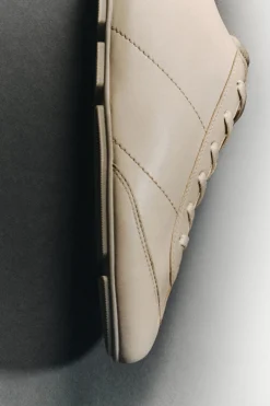 SCHLICHTE SNEAKERS AUS LEDER
